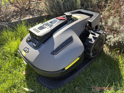 Mammotion Yuka Mini 800 i laddstationen