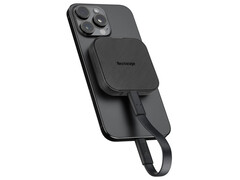 Den MagSafe-kompatibla NX-P4MG kostar från ca $188 i Japan. På bilden: den bärbara SSD-enheten kopplad till en iPhone. (Bildkälla: Nextorage)