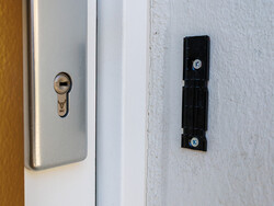 Monteringsplattan kan limmas eller skruvas fast.