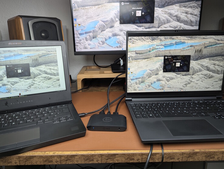 Till vänster: Capture PC (Elgato Studio); till höger: Spel-PC; ovan: extern bildskärm