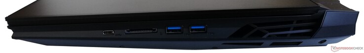 Höger: 1x USB 3.1 Gen1 Typ C, UHS-II SD-kortläsare, 2x USB 3.1 Gen1 Typ A