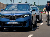 BMW Neue Klasse: Aktivt skydd för cyklister. Det elektroniska dörrlåset förhindrar att passagerarna öppnar dörren när en cyklist närmar sig.