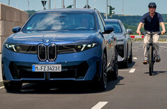 BMW Neue Klasse: Aktivt skydd för cyklister. Det elektroniska dörrlåset förhindrar att passagerarna öppnar dörren när en cyklist närmar sig.