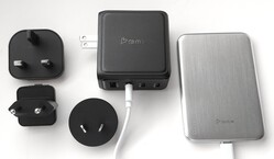 BMX GaNSTA 140W laddare med globala AC-kontaktadaptrar bredvid BMX SolidSafe Air powerbank.