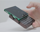 Galaxy Z Flip 5 med ett anpassat fodral och BlackBerry-tangentbord i en hand