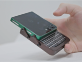Galaxy Z Flip 5 med ett anpassat fodral och BlackBerry-tangentbord i en hand