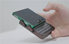 Galaxy Z Flip 5 med ett anpassat fodral och BlackBerry-tangentbord i en hand