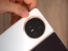 Vissa YouTubers testar redan Honor Magic V5. Jämförelser med Magic V3 och Oppo Find N5 ingår också. (Bildkälla: Tech Tablets)