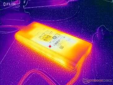 AC-adaptern når över 45 C när du spelar