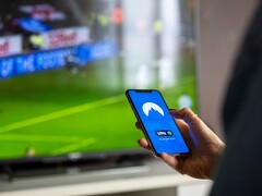 En hand håller i en smartphone där VPN-appen är öppen