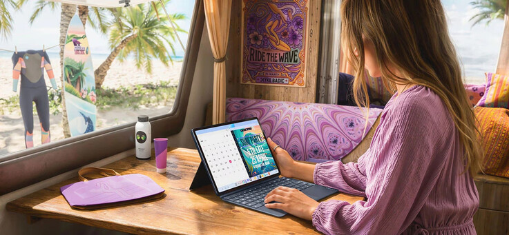 Lenovo Yoga Tab Gen 2 avbildad i en livsstilsmiljö