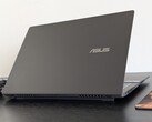 Den nya bärbara datorn Asus V16 erbjuder bra värde för under $ 1000, men dess plasthölje gör oss besvikna i våra djupgående tester (Bildkälla: Notebookcheck)