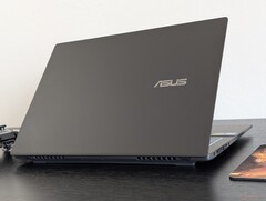 Den nya bärbara datorn Asus V16 erbjuder bra värde för under $ 1000, men dess plasthölje gör oss besvikna i våra djupgående tester (Bildkälla: Notebookcheck)
