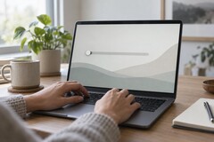 Händer på ett bärbart datortangentbord, en skjutreglage längst till vänster på skärmen