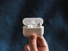 SPR AVS (Spatial Relay Audio-Visual Sync) implementeras först av Apple i iPhone 17, AirPods Pro 3 och Vision Pro. På bilden - AirPods Pro. (Bildkälla: Omid armin på Unsplash)