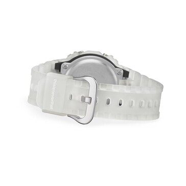 Bakifrån: det genomskinliga armbandet i harts och spännet på G-Shock DW-5600TNT-7.