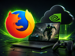 Speldator med ett spel på skärmen, varumärkeslogotyper för Geforce Now och Firefox ovanför