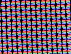 LC-displayen använder en klassisk RGB-subpixelmatris som består av en röd, en blå och en grön lysdiod.