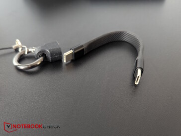 ...en mycket snabb och kort USB-C-kabel för data och ström (upp till 240 W)
