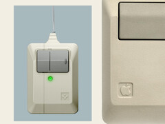 Spigens nya AirPods Pro 3-tillbehör bredvid Apple:s ursprungliga Macintosh-mus.