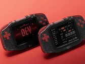 Konkr Pocket Advance Developers' Special Edition har röda knappar och ett genomskinligt hölje.