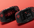 Konkr Pocket Advance Developers' Special Edition har röda knappar och ett genomskinligt hölje.