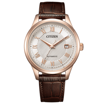 Framsidan av den automatiska klockan Citizen NJ0252-05A med ett roséguldfärgat boett, silverfärgad strukturerad urtavla, romerska siffror och brunt läderarmband.