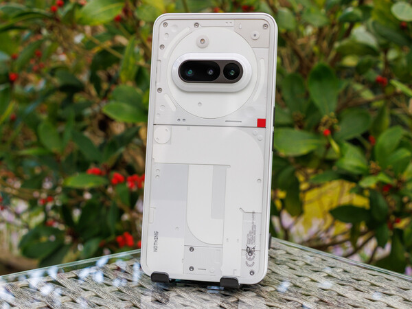 Nothing Phone (3a) Lite kommer att finnas tillgänglig i svart och vitt, precis som Nothing Phone 3a (bilden). (Bildkälla: Notebookcheck)