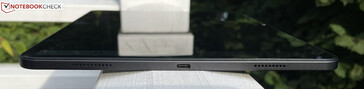 Höger: högtalare, USB-C 2.0, högtalare