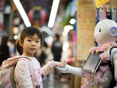 Princeton varnar för kontextmanipuleringsattacker mot Web3 AI-agenter. På bilden: En flicka som håller en robot i handen (Bildkälla: Andy Kelly, Unsplash)