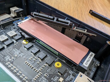 Primärt M.2 2280 PCIe4 x4 NVMe-fack + sekundärt 2,5-tums SATA III-fack på toppen. Uttagbar WLAN-modul sitter under M.2 SSD-enheten
