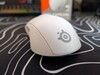 Baksida med SteelSeries-logotyp.