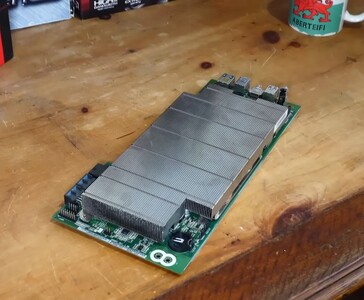 AMD BC250-kort med en stor passiv kylfläns (Bildkälla: Budget-Builds Official via YouTube)