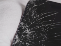 Displayen på iPhone 17 Pro (bilden) splittrades vid det första droppförsöket, även om den fortsatte att fungera normalt efter det. (Bildkälla: Allstate Protection Plans/YouTube)