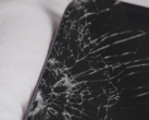 Displayen på iPhone 17 Pro (bilden) splittrades vid det första droppförsöket, även om den fortsatte att fungera normalt efter det. (Bildkälla: Allstate Protection Plans/YouTube)