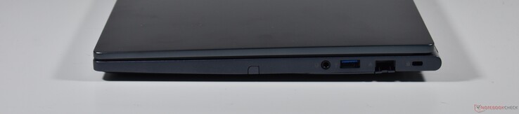 höger: 3,5 mm ljud, USB A 3.2 Gen 1, RJ45-Ethernet, Kensington Lock Slot