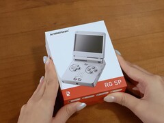 Anbernic RG SP levereras i en nydesignad försäljningsförpackning.