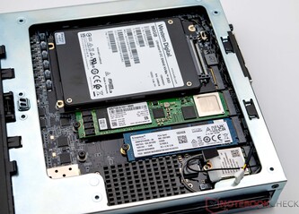 Minisforum MS-01 utrustad med tre SSD-enheter