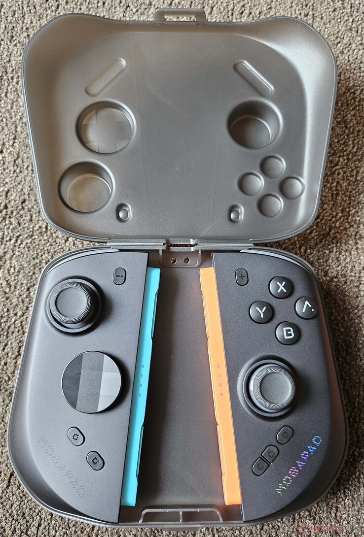 Fodralet skyddar Joy-Cons och har även plats för det valfria fästet.