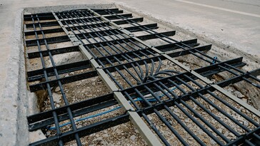 Indianas transportdepartement täckte Purdues sändarspolar med motorvägsbetong. (Bildkälla: Kelsey Lefever/Purdue University)