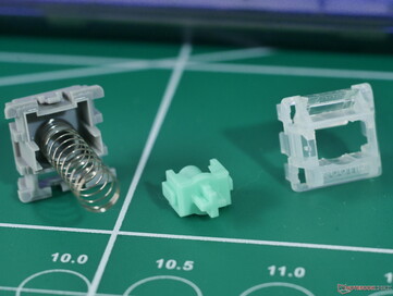 Wooting Lekker Tikken växel demontering - det finns ett tunt lager smörjmedel på växelskenorna, men inte för mycket så att de känns tröga. (Bildkälla: Julian van der Merwe / Notebookcheck)