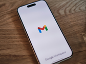 En iPhone med Gmail-logotypen på skärmen.