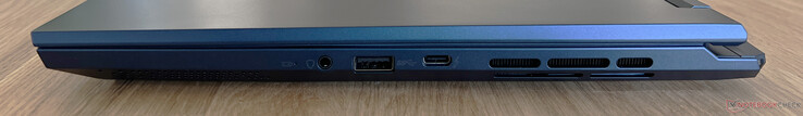 Höger: 3,5 mm ljuduttag, USB-A 3.2 Gen.2 (10 GBit/s), USB-C 4.0 med Thunderbolt 4 (40 GBit/s, DisplayPort ALT-läge, Power Delivery)