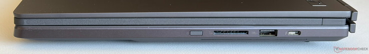 Höger sida: Strömknapp, SD-kortläsare, USB-A 3.2 Gen.2 (10 Gbps), USB-C 4.0 med Thunderbolt 4 (40 Gbps, DisplayPort, Power Delivery)