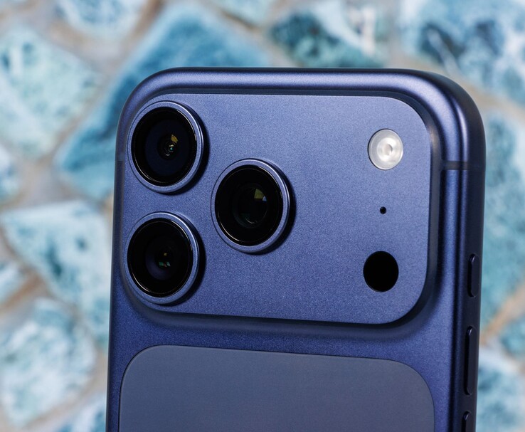 Närbild av Apple iPhone kameramodul, som illustrerar framtida potential för LOFIC-sensorintegration. (Bildkälla: Notebookcheck)