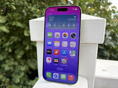 Enligt Apple når iPhone 17:s 6,3-tums OLED-panel en ljusstyrka på upp till 3 000 nits utomhus. (Bildkälla: Notebookcheck)