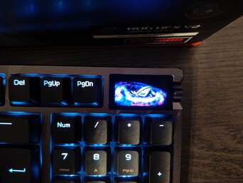 Displayen gör det mycket enklare att justera inställningar direkt på tangentbordet, och den kan även visa animationer. (Bildkälla: Notebookcheck)