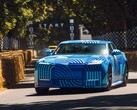 Jaguar Type 01 EV i kamouflagefärgen ”Blue Exuberant Modernism” susar förbi startlinjen i Goodwood Hill Climb