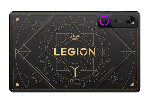 Legion Y700 Gen 5 Warrior Edition har en anpassad design på baksidan.
