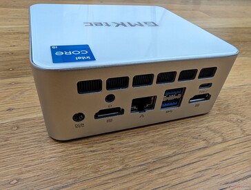 På baksidan: Nätadapter, 3,5 mm headset, 2x HDMI 2.0 (4K60), Gigabit RJ-45, USB-A 2.0, USB-A 3.2, USB-C (ingen PD)